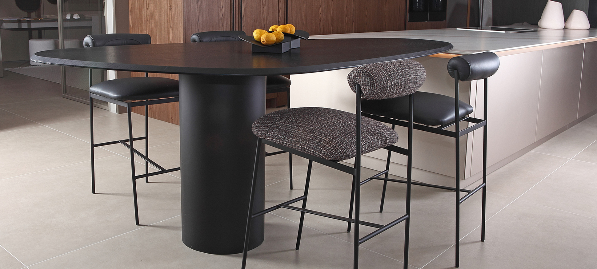 Banqueta Oliva 70CM Preta em Tecido Enredo Eco