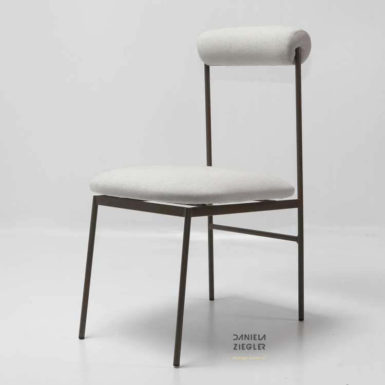 Cadeira Oliva em Estrutura Preta e tecido Cru 1A80