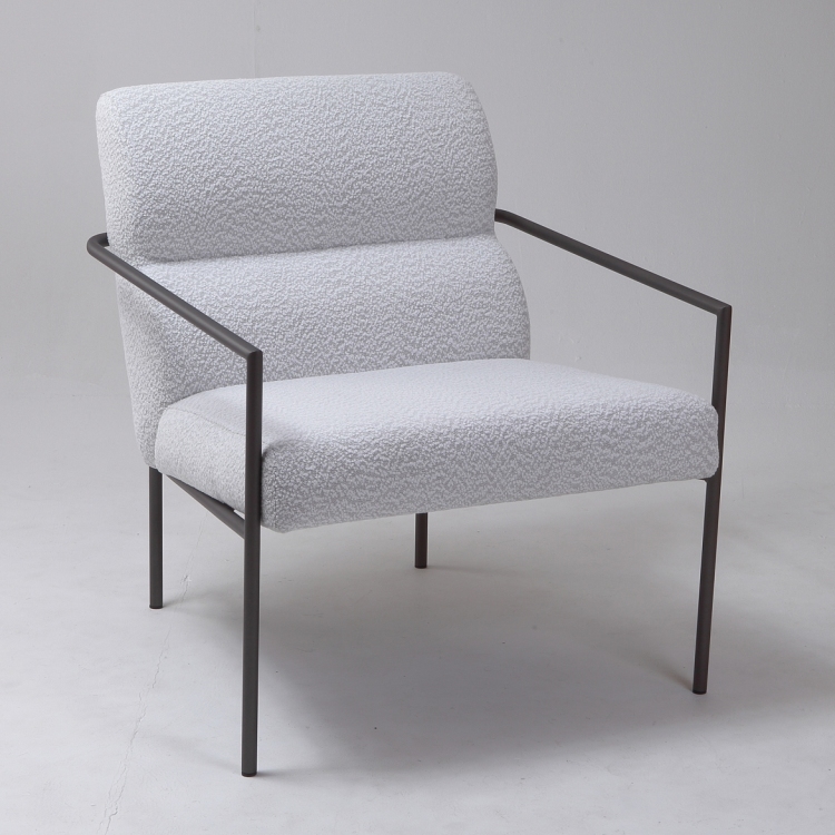 Poltrona Aguapé Preta em Tecido Bouclé Branco