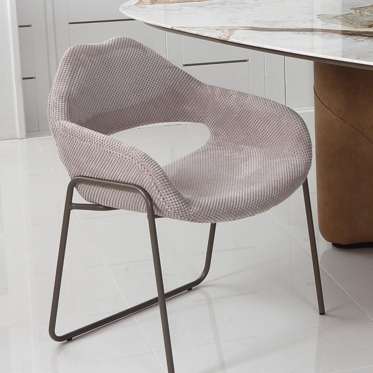 Cadeira Beso Bronze em Tecido Moca