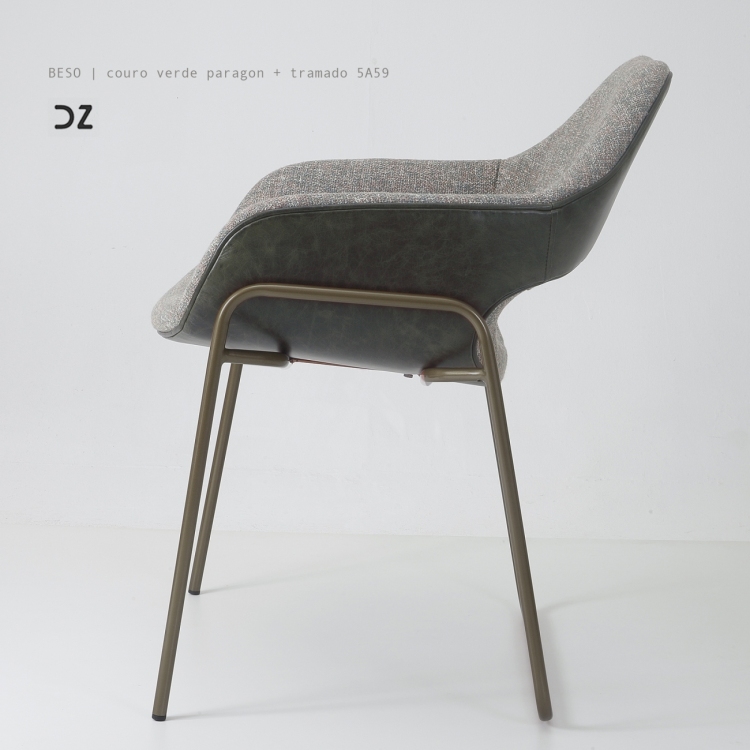 Cadeira Beso Composê Bronze em Couro Verde e Tecido Tramado