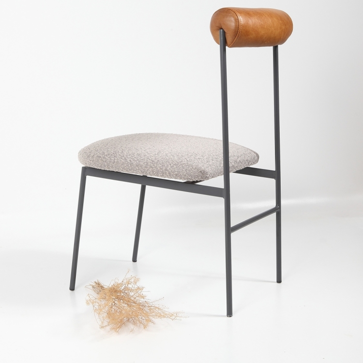 Cadeira Oliva Compose Preta em Couro Camel e Tecido 7A01