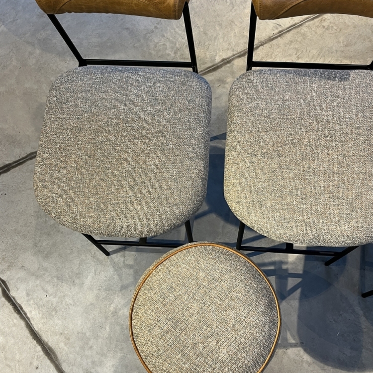 Banqueta Oliva Compose 70cm Preta em Couro Camel e Tramado