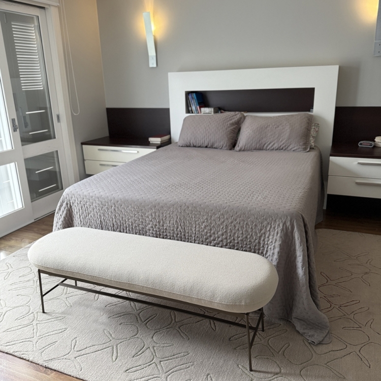 Banco Oliva 1.50 Bronze em Tecido Creme