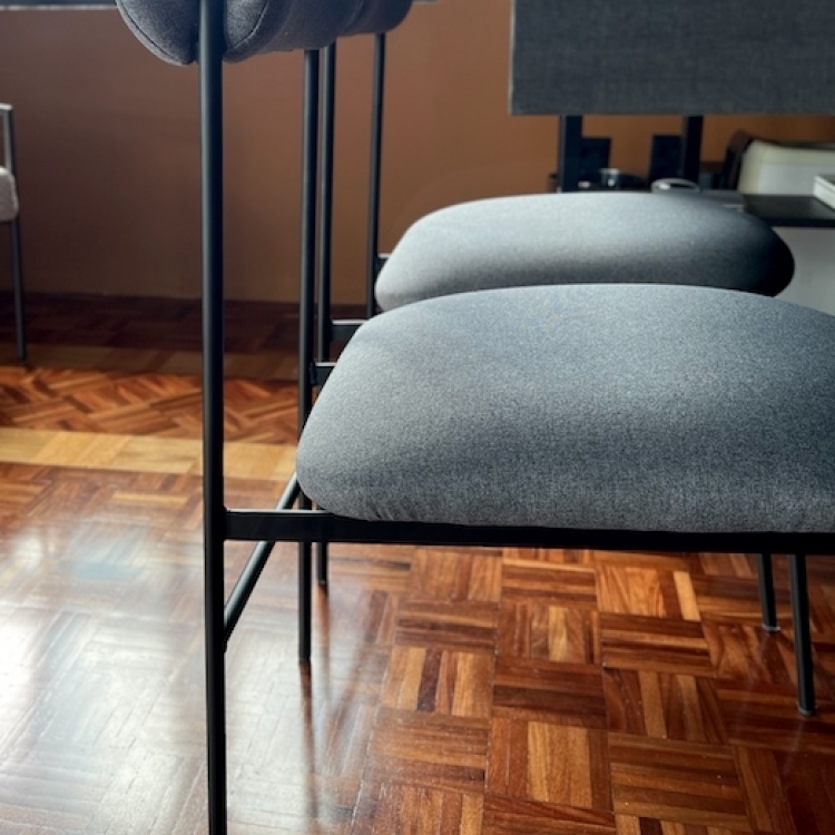 Cadeira Oliva Estrutura Preta e Tecido Pet Friendly 6A70